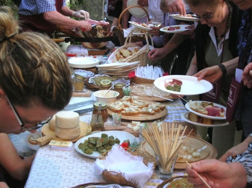 Cena sul prato: festa del solstizio d'estate a Stregna, Udine